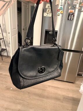 Vintage Coach Faye  Women's Shoulder Bag - Classic Turn-Lock Design